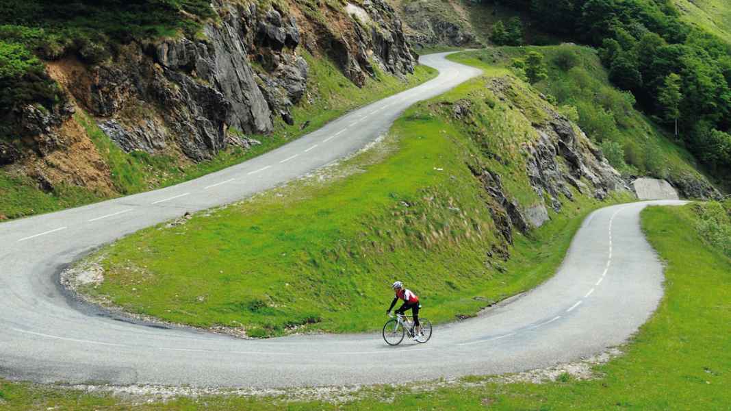 Anstiege der Pyrenäen: Col d'Agnes: Beeindruckende Fahrt durch grüne Almwiesen