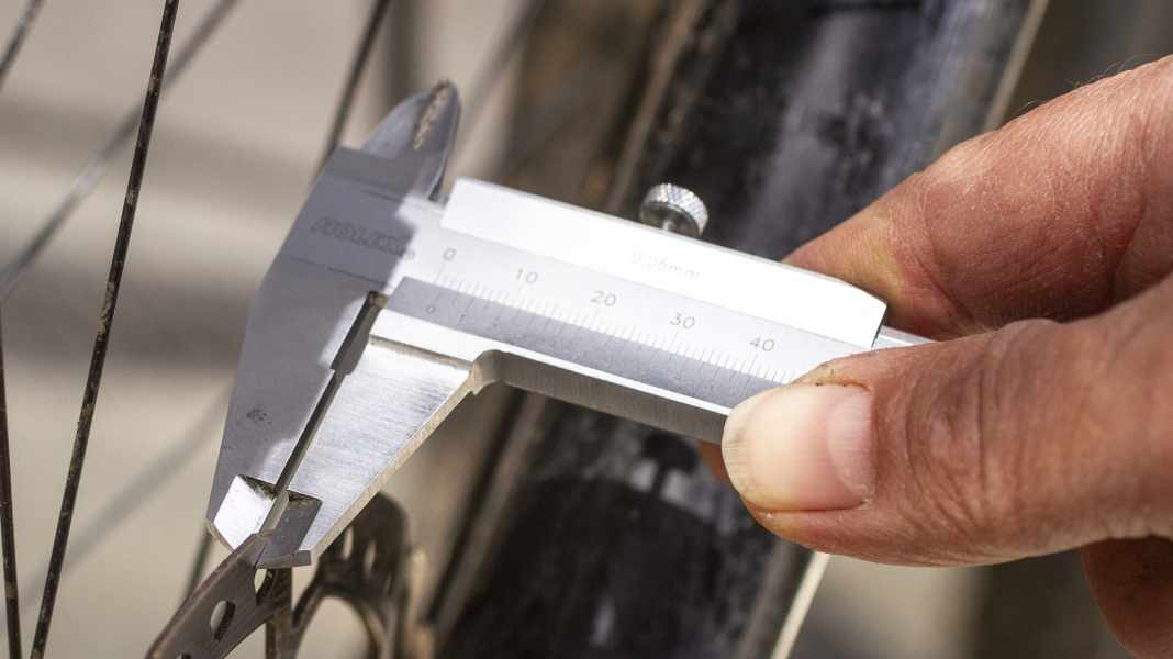 Disc brakes: detecting wear on the brake disc and brake pad