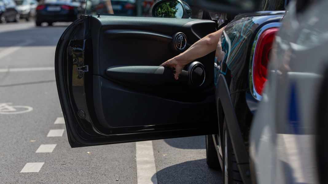 Mandatory for door warning systems: Federal government plans more protection for cyclists