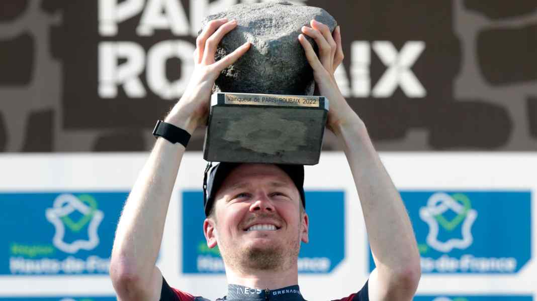 Eintagesrennen Paris-Roubaix - Paris-Roubaix: Sieger van Baarle holt sich den Pflasterstein