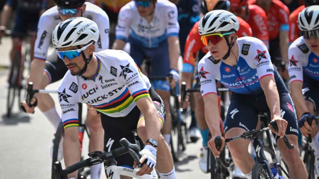 Classique de printemps - Le super talent cycliste Evenepoel avec un spectacle de course cycliste furieux