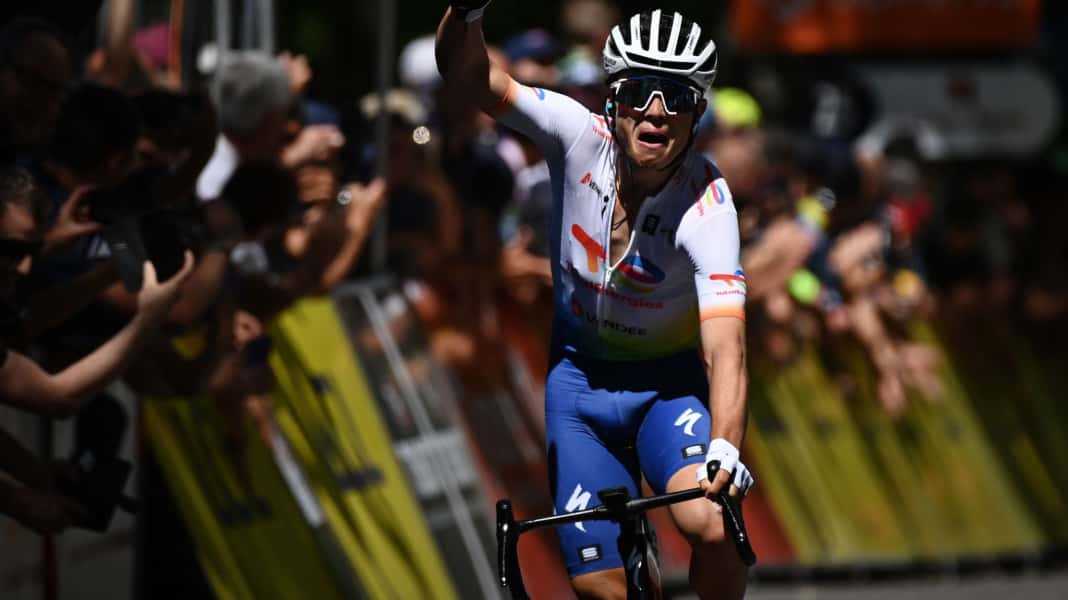 Criterium du Dauphine: Runaway victory in Gap - Van Aert defends yellow
