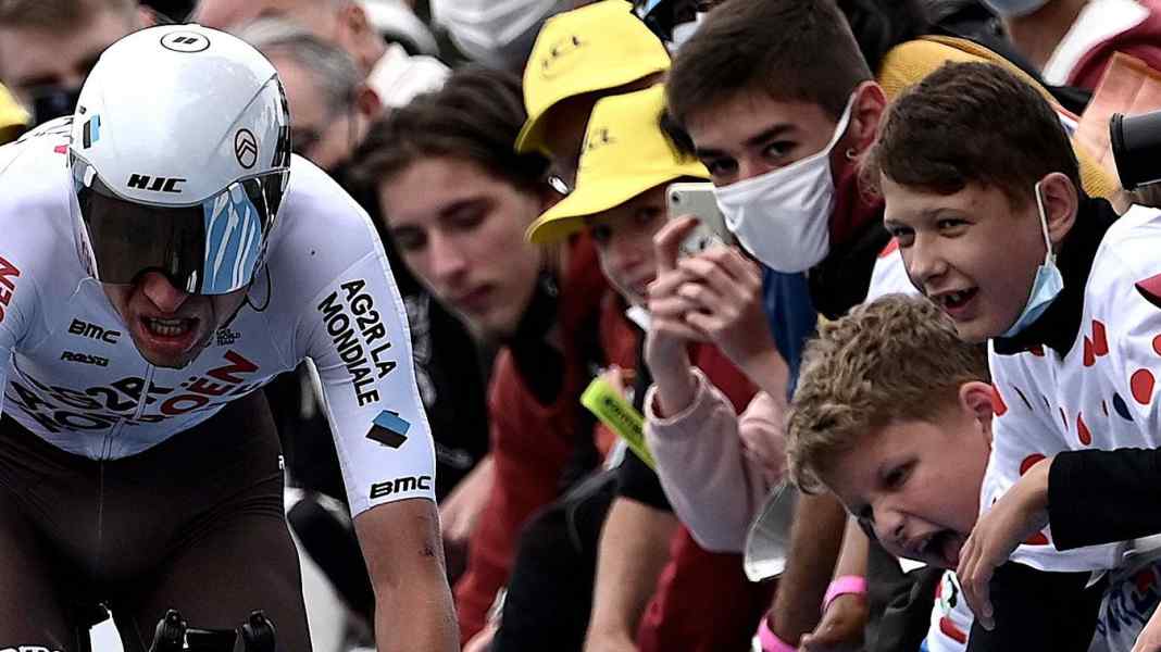 Chutes de Corona numéro 9 et 10 sur le Tour de France