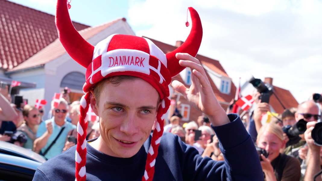 Tour winner Vingegaard received in Danish home town