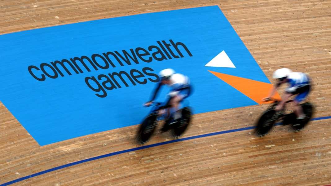 Commonwealth Games: Bad crashes in track cycling races