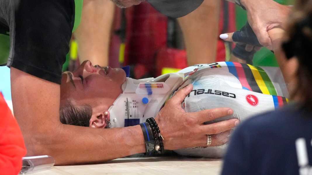 Crashed track cycling world champion Paternoster operated on collarbone