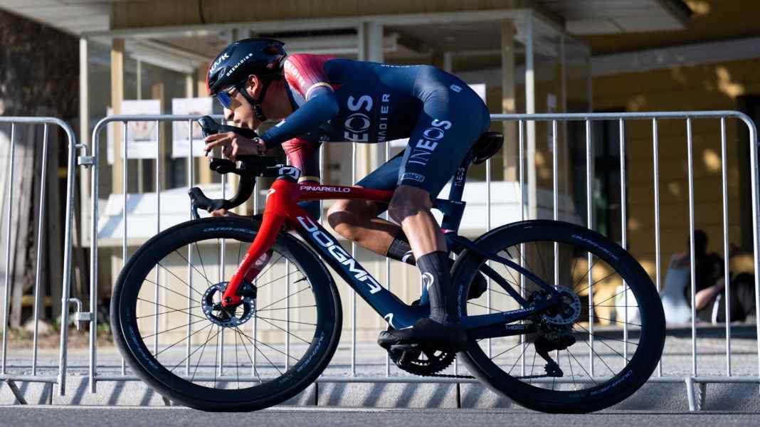 Bernal roule avec plusieurs plaques de métal