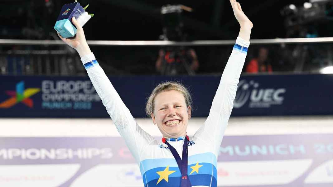 Great gesture: Kröger & Brauße present Team Nigeria with time trial handlebars