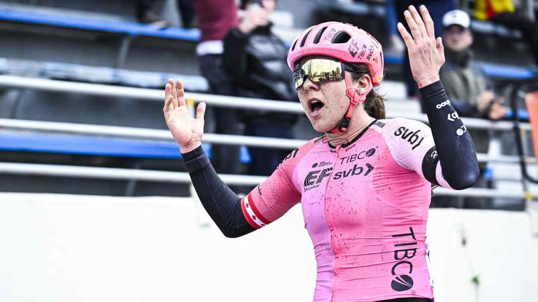 Außenseiterin Alison Jackson gewinnt Paris-Roubaix
