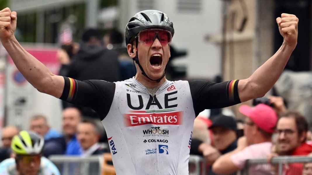 Tour of Italy - Photo finish: Professional cyclist Ackermann wins longest Giro stage
