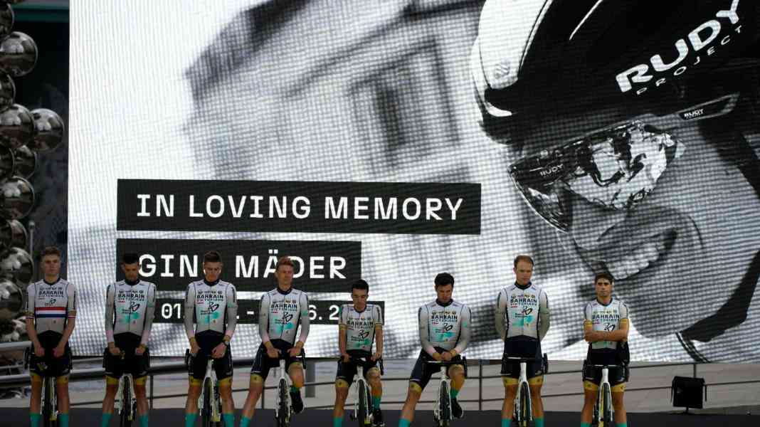 Minute de silence pour Mäder lors de la présentation de l'équipe du Tour