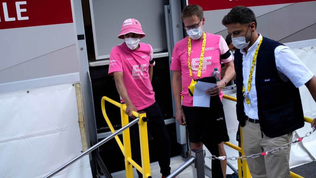 Nach Sturz - Olympiasieger Carapaz muss bei Tour de France aufgeben