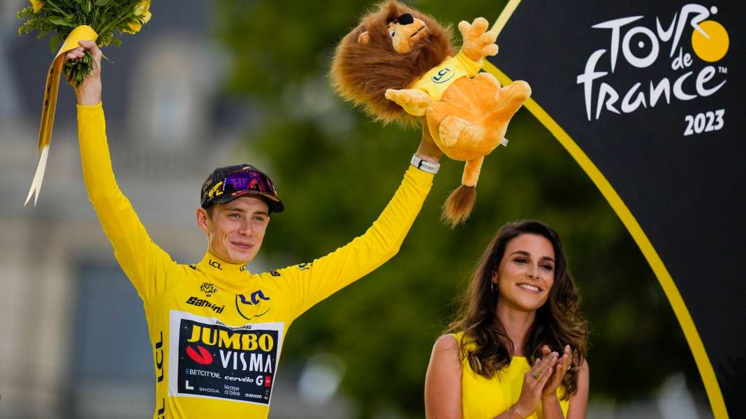 Vingegaard celebrates Tour victory with pizza - three-way battle in 2024?