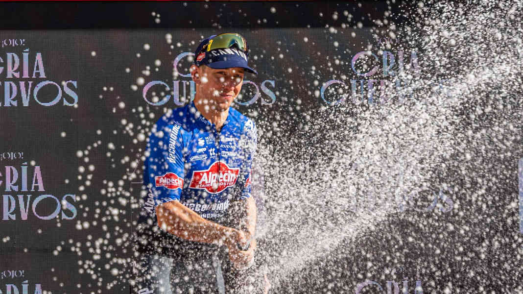 Tour of Spain: Groves dominates Vuelta sprints - Evenepoel collects seconds