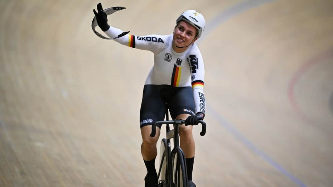 La championne du monde de cyclisme sur piste Hinze change d'entraîneur