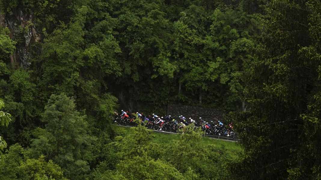Tour of Italy - Seeing through the weather chaos: Pogacar wins the 16th stage of the Giro