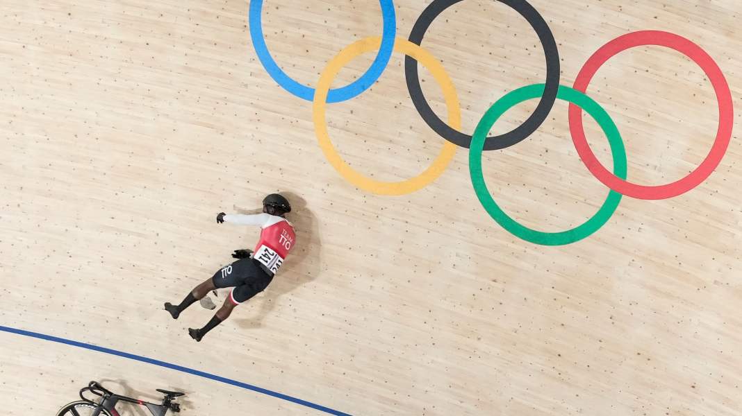 Choc aux Jeux olympiques : un cycliste sur piste chute lourdement