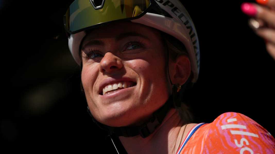 Titelverteidigerin Vollering mit Sieg im Tour-Zeitfahren