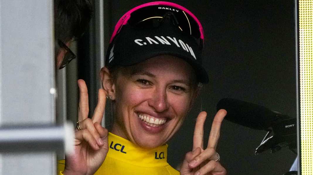 Nuit de fête spontanée chez Canyon//SRAM Racing après la victoire de Niewiadoma sur le Tour