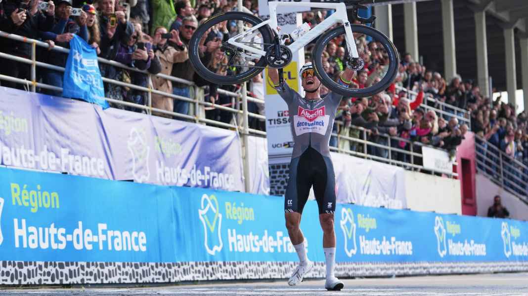 122nd classic Paris-Roubaix - After Pogacar's mishap: Triple for van der Poel