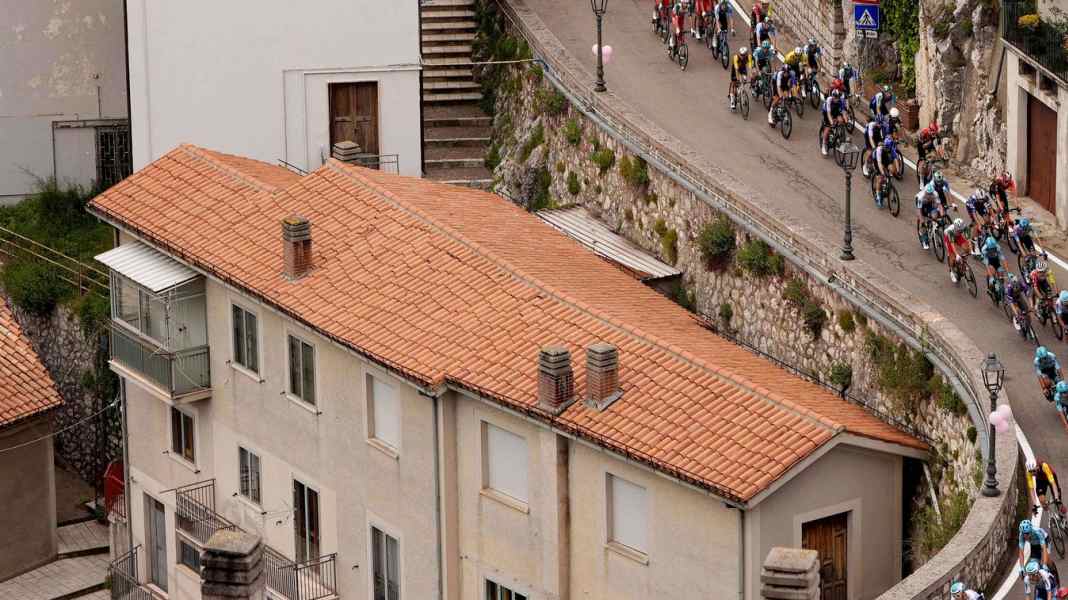 Italien-Rundfahrt - Massensturz beim Giro d'Italia - Ex-Sieger muss aufgeben