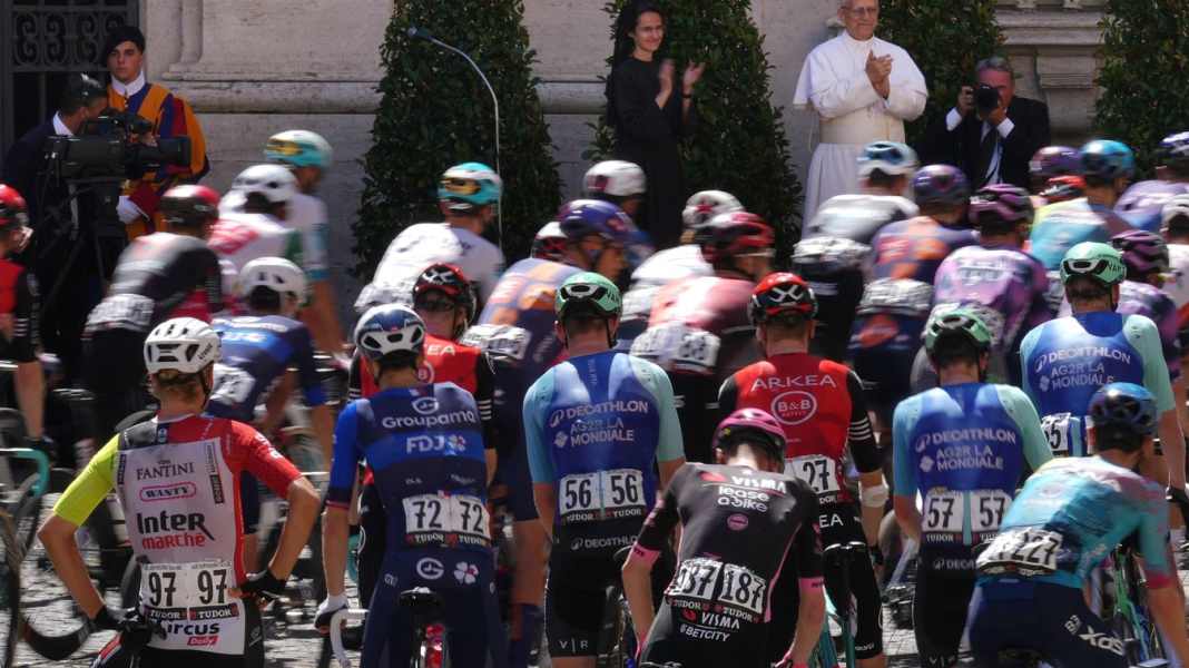 Arrêt au Vatican : le pape Léon XIV bénit le peloton du Giro