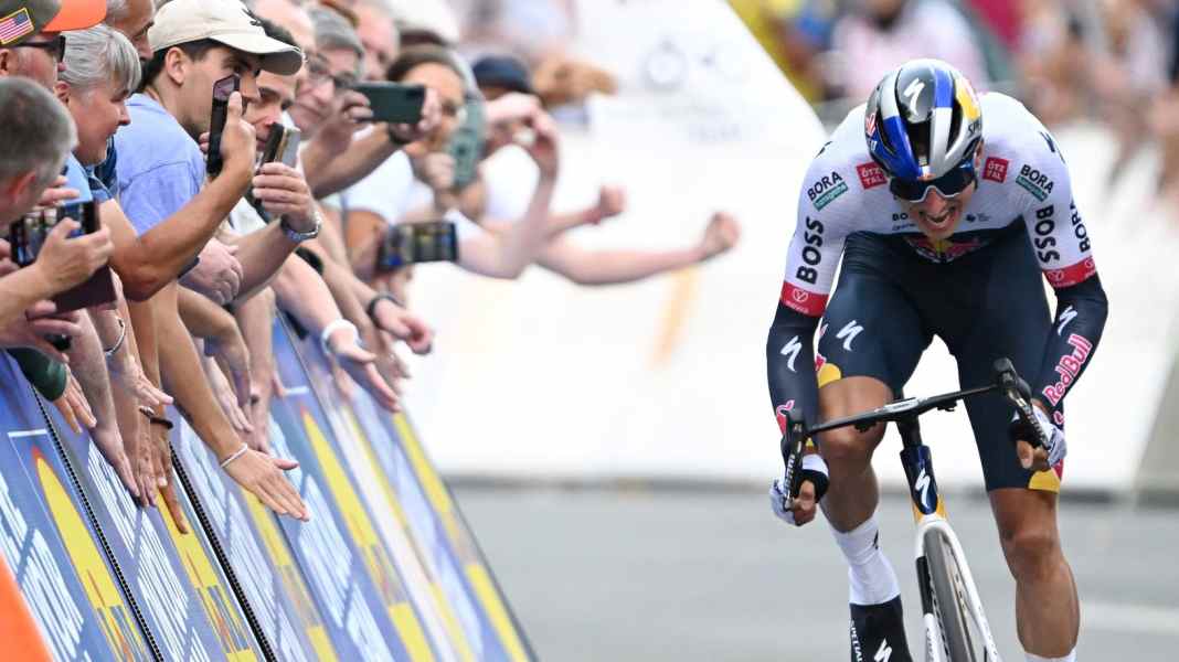 Strong gesture: cycling star Lipowitz carries water at the Tour of Germany