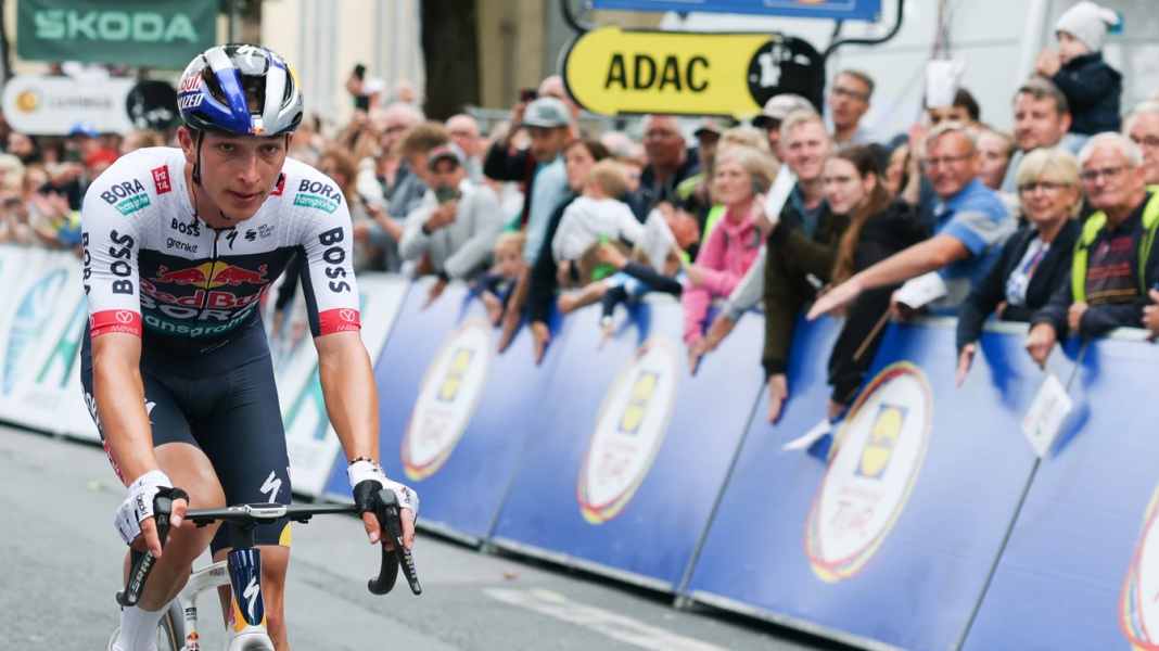 Pro cyclists Lipowitz and Zimmermann have a scary moment