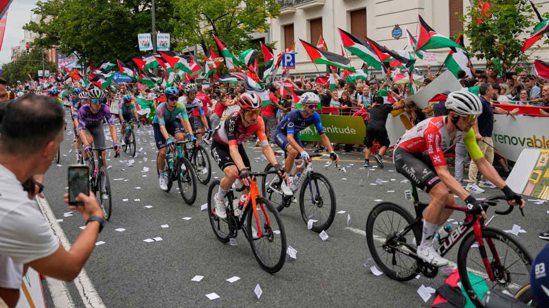Wieder Protestaktion bei der Vuelta: Radprofi Romo gestürzt