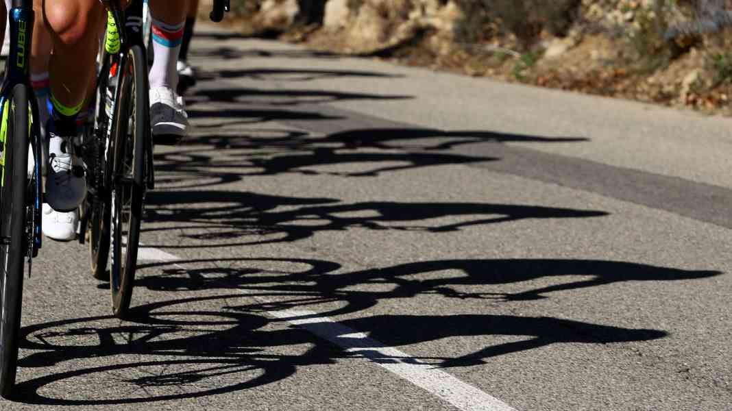 Auto auf der Strecke: Etappe der Tour of Holland abgebrochen