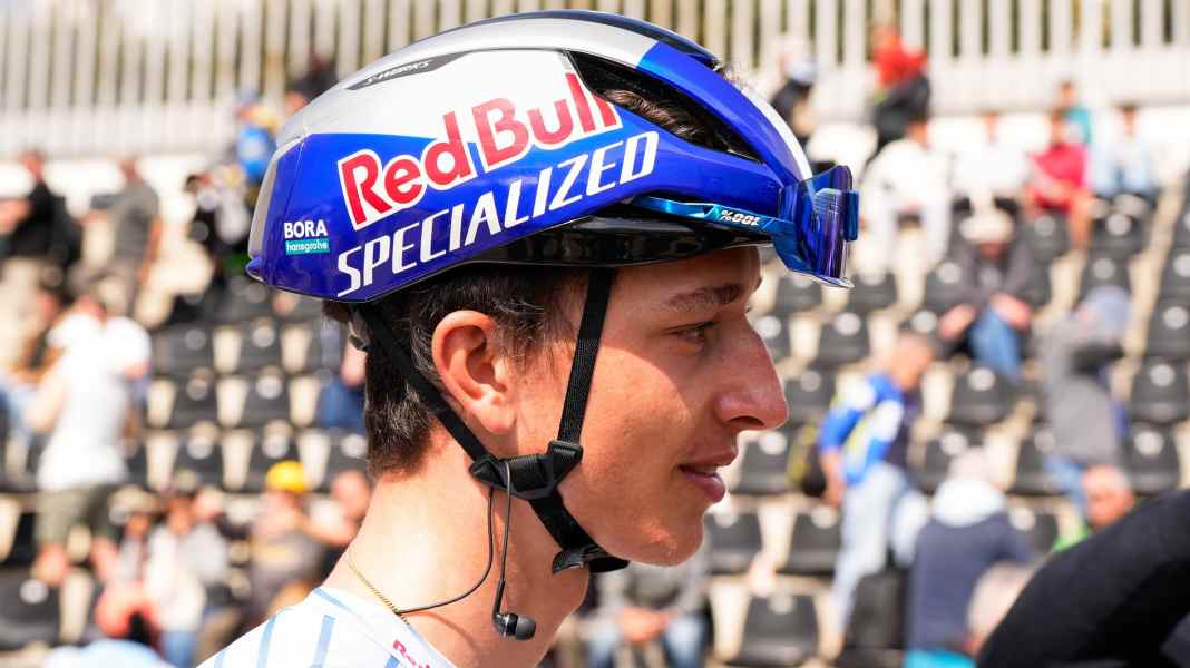 Le cycliste professionnel Lipowitz sur le podium du Tour de Catalogne