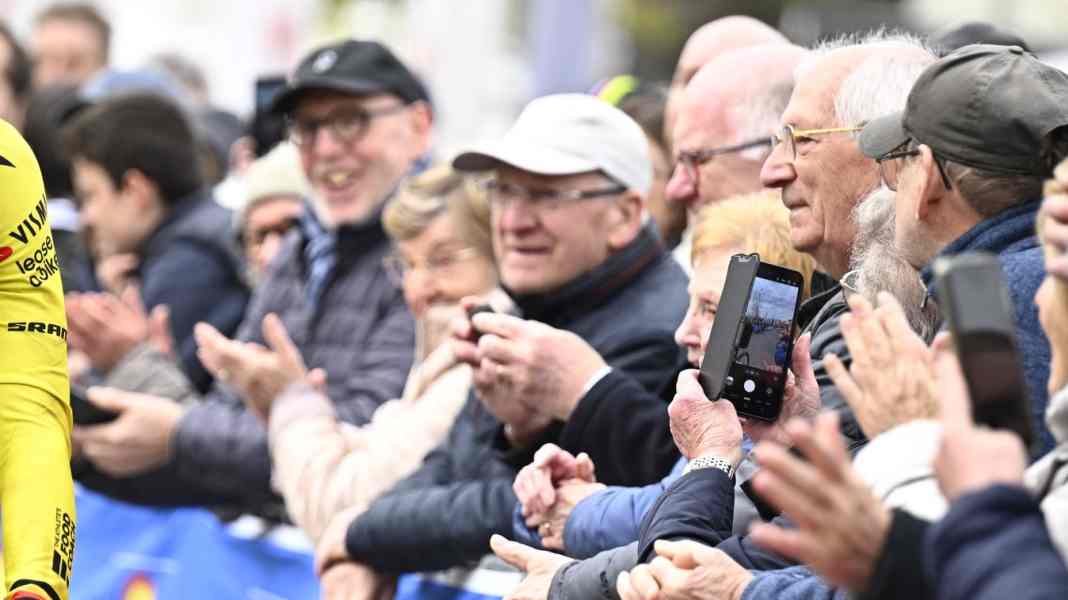 Quer durch Flandern - Kurz vor Ziel gestoppt: Van Aert bei Flandern-Test düpiert