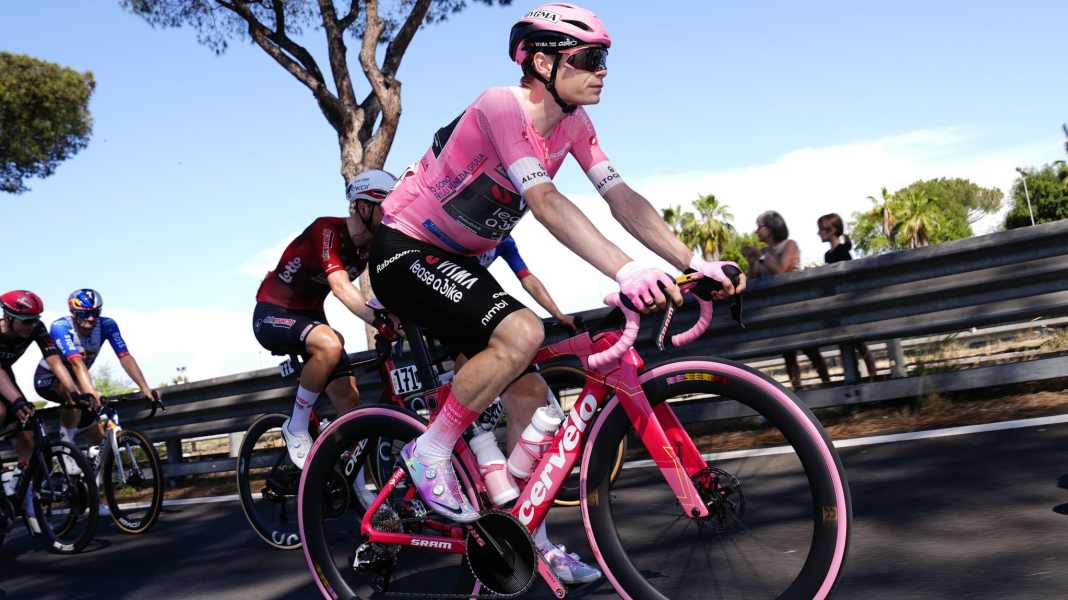 Une nette avance - La star du cyclisme Vingegaard célèbre sa victoire au classement général du Giro d'Italia