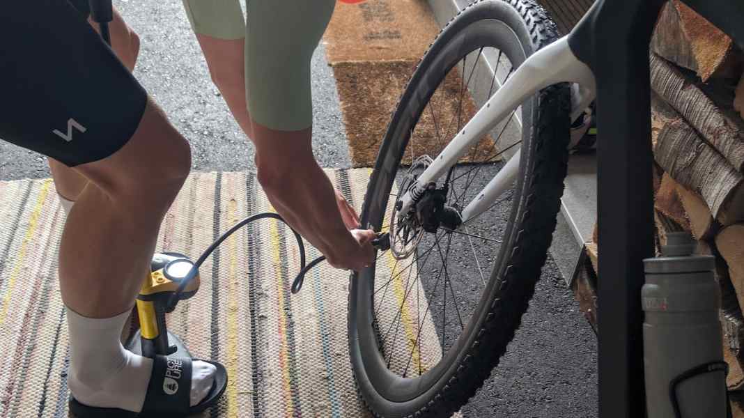 Step-by-step instructions: Inflating bicycle tyres correctly