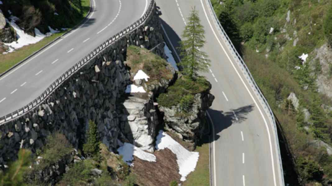 Anstiege der Alpen: Furkapass - Furkapass: Beeindruckende Fahrt am Eisstrom vorbei