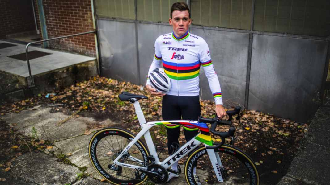 Trek Madone im Weltmeister-Look - Mads Pedersen auf Weltmeisterrad unterwegs