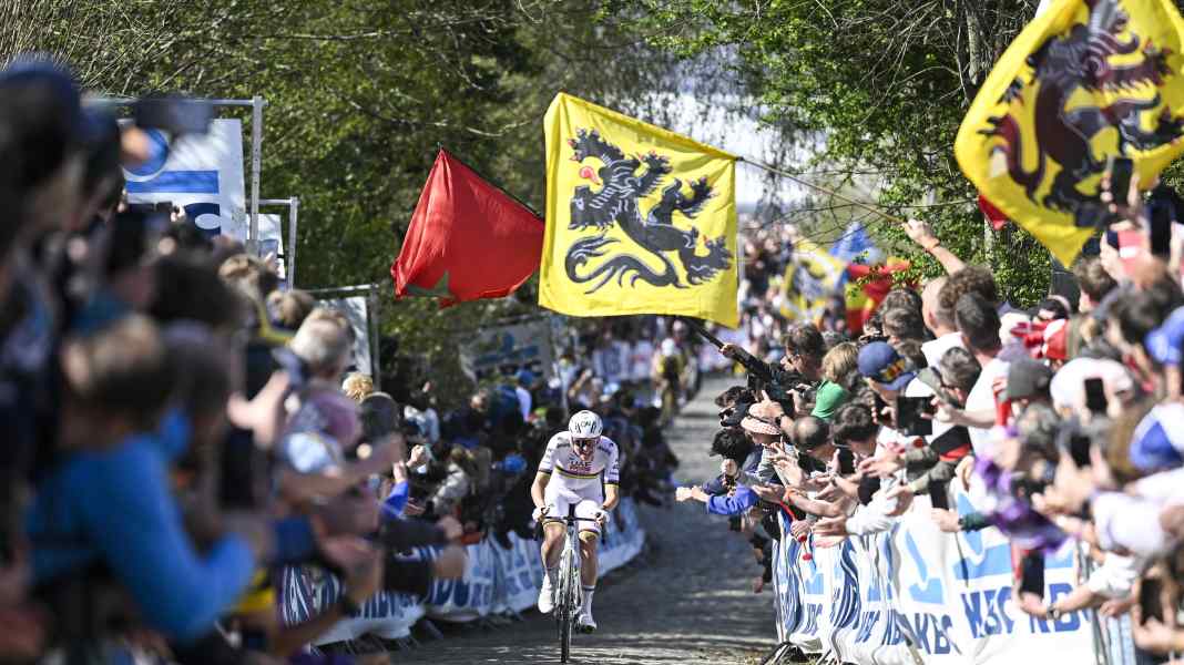 Saison de cyclisme sur route 2026 : Pogačar débute sa saison avec les Strade Bianche