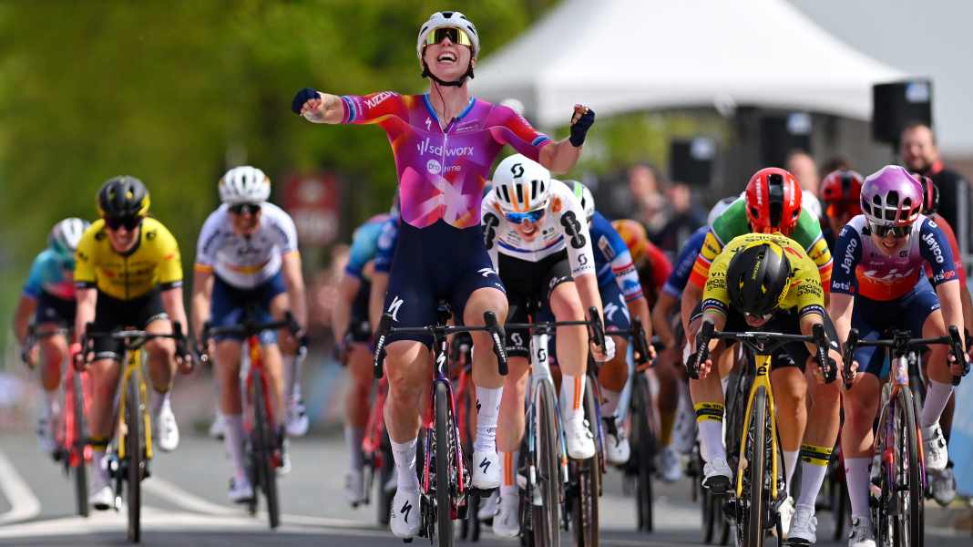 La course interrompue pendant une heure : Vos remporte l'Amstel Gold Race, Wiebes exulte trop tôt