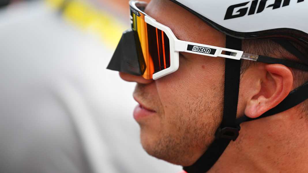 Hingucker: Die “Batman-Brille” von Dylan Groenewegen