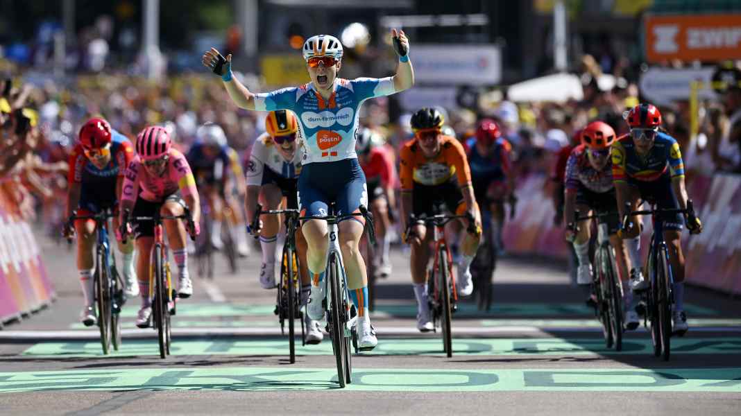 Tour de France Femmes - 1. Etappe: Kool nutzt Wiebes-Defekt und gewinnt Sprint-Auftakt in Den Haag