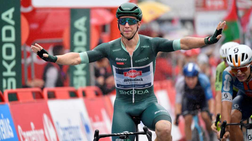 Vuelta 2024 - Stage 17: Groves cheers in the rain in Santander