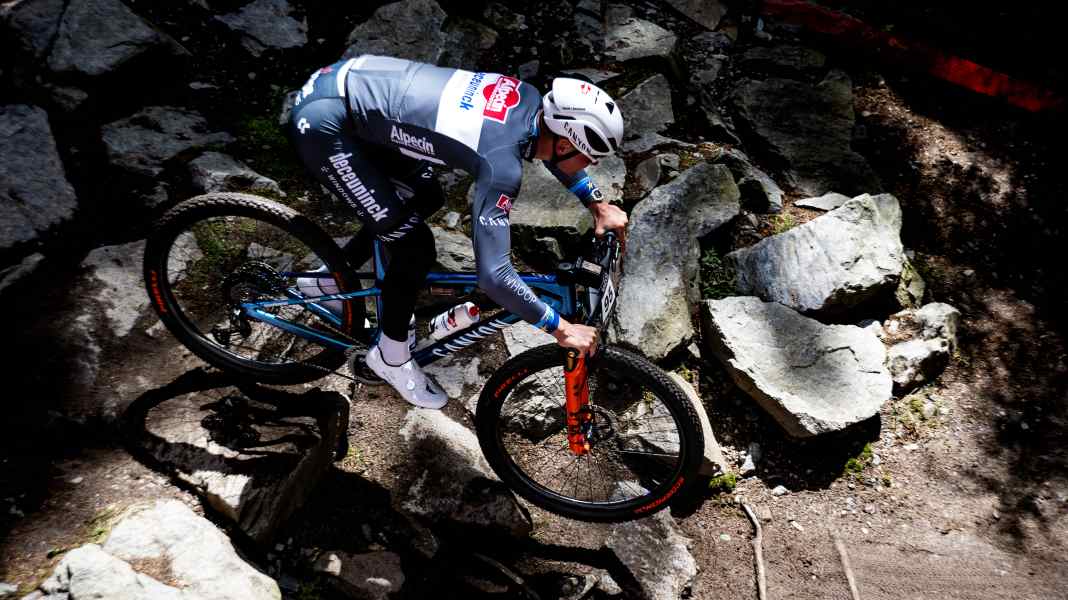 Van der Poel's mountain bike comeback ends with a crash in Nove Mesto