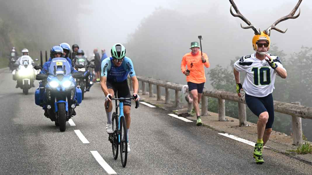 Curious things at the Tour de France: flowing hair, short socks, sign thief