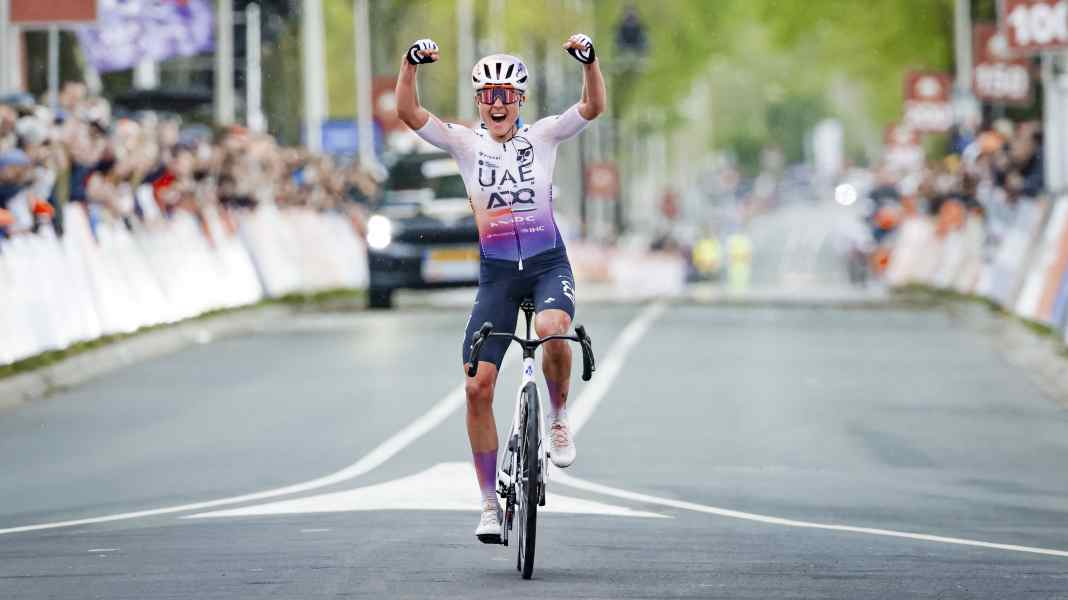 Das Peloton zögerte – Blasi nicht: Solo-Sieg von Paula Blasi beim Amstel Gold Race