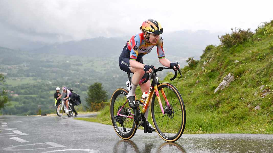 Vuelta Femenina - Stage 6: Van der Breggen rides to stage win in Les Praeres and into the red jersey