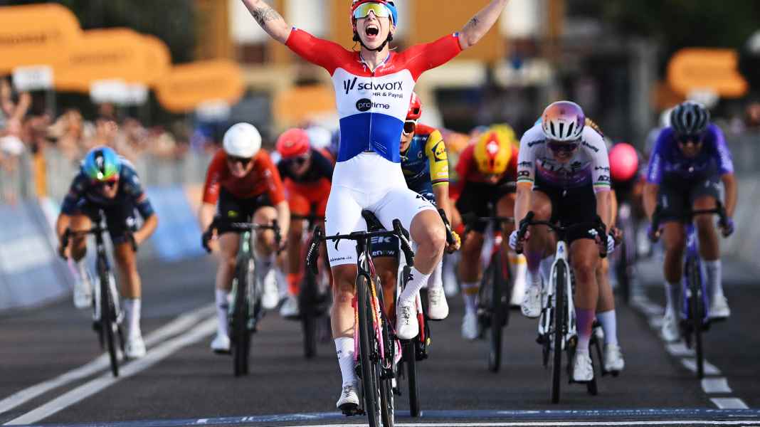 Giro d'Italia Women - Stage 1: Wiebes sprints confidently into the pink jersey