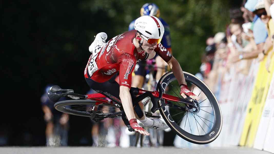 Scène insolite : Liam Slock franchit la ligne d'arrivée en exultant, remportant ainsi sa première victoire chez les professionnels