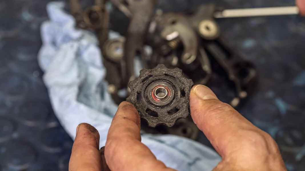 Werkstatt-Tipps: Pedale, Schaltröllchen und oft vergessene Gelenke warten