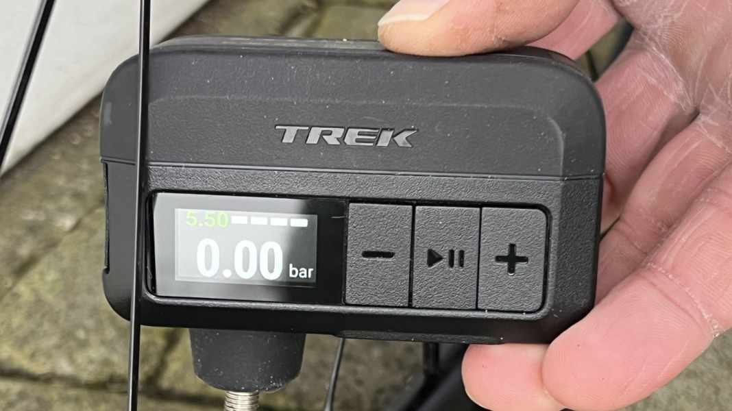 Mini-pompe à batterie : comment gonfler ses pneus autrement ?