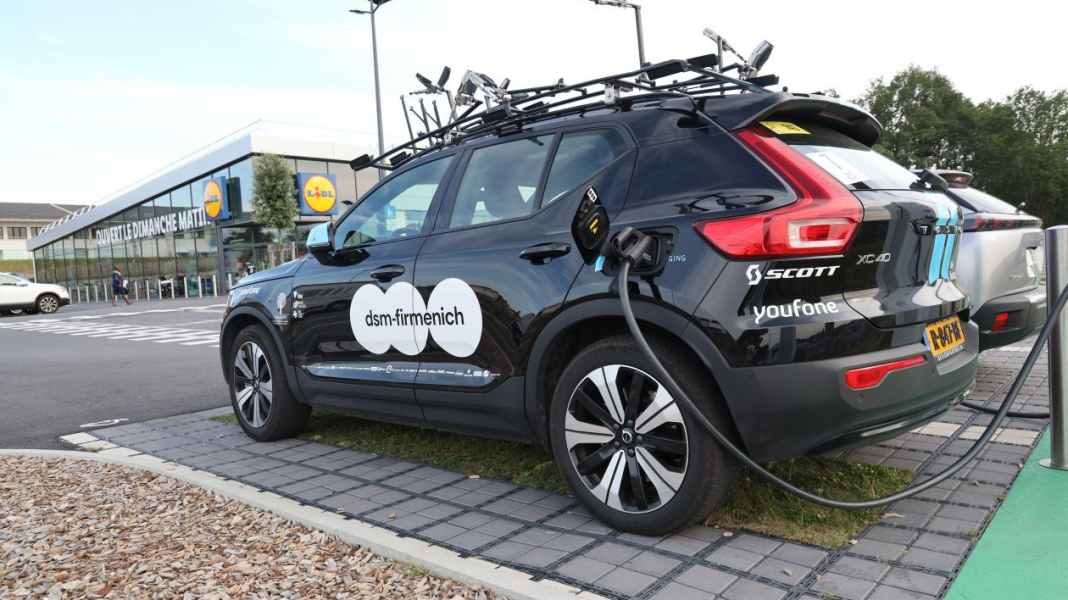 Tour de France: DSM-Firmenich mit vollelektrischem Teamfahrzeug